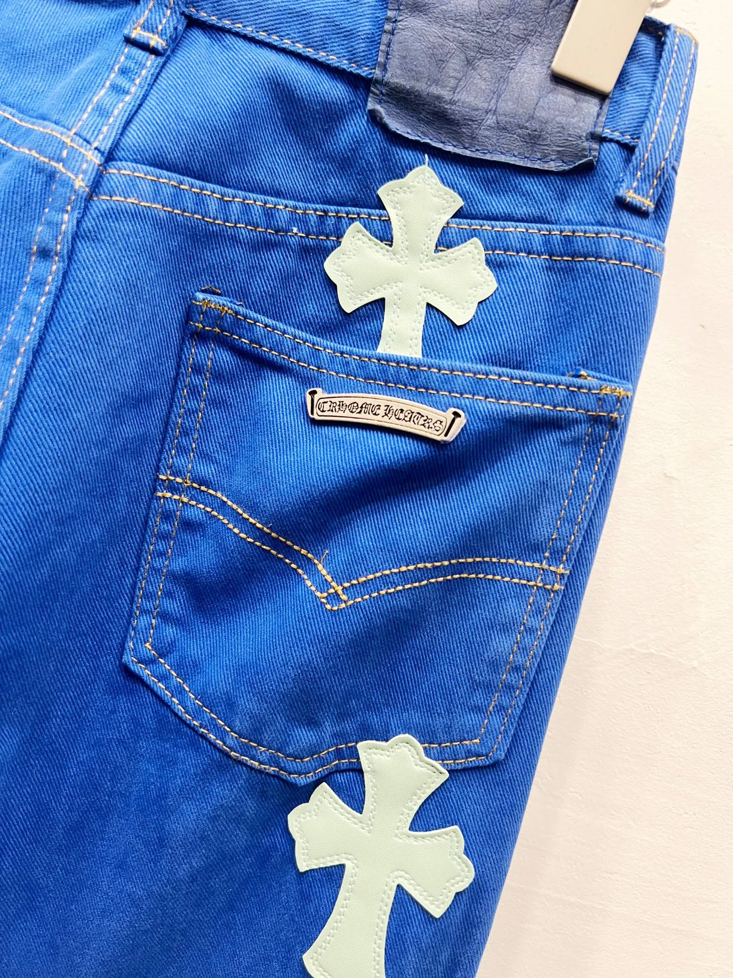 P270 Style number: (C002) Chrome hearts CH co-branded Drak Miami blue jeans exude uninhibited personality and unique charm. Every wear and tear is carefully designed to present a unique artistic feel. Made of imported denim fabric, which has undergone heavy industrial washing and destruction treatment, the trousers show a super cool effect on the upper body, allowing you to dominate the fashion stage.  This is more than just a pair of jeans, it is an expression of attitude. With its unique design concept and ultimate pursuit of details, Croxin breaks traditional boundaries and defines the jeans trend in the new era. The trousers are made of double-layer woven fabric with customized hardware. Italian-made special cowhide is printed and cut. Custom-made sheepskin three-layer thick-line leather. The entire body is spliced ​​in heavy water washing. Craftsmen hand-splash ink. You can see the details. Three-dimensional cutting version. Loose and comfortable, not flattering. Makes you taller and slimmer. Factory quality control. Same style for men and women. Can be matched with couples. Versatile recommendation. Must-have jeans for all seasons. Color: blue Size: 28-30-32-34